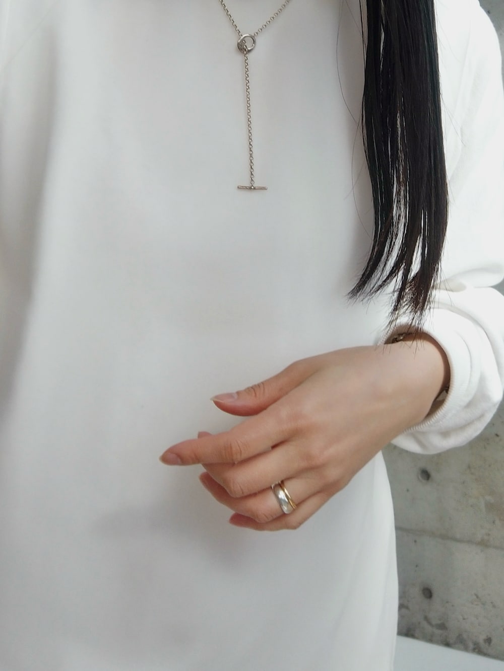 ホワイト系のワンピース、ブラック系のその他パンツ、ブラック系のトートバッグを着用したレディースの春コーディネートの2枚目の写真