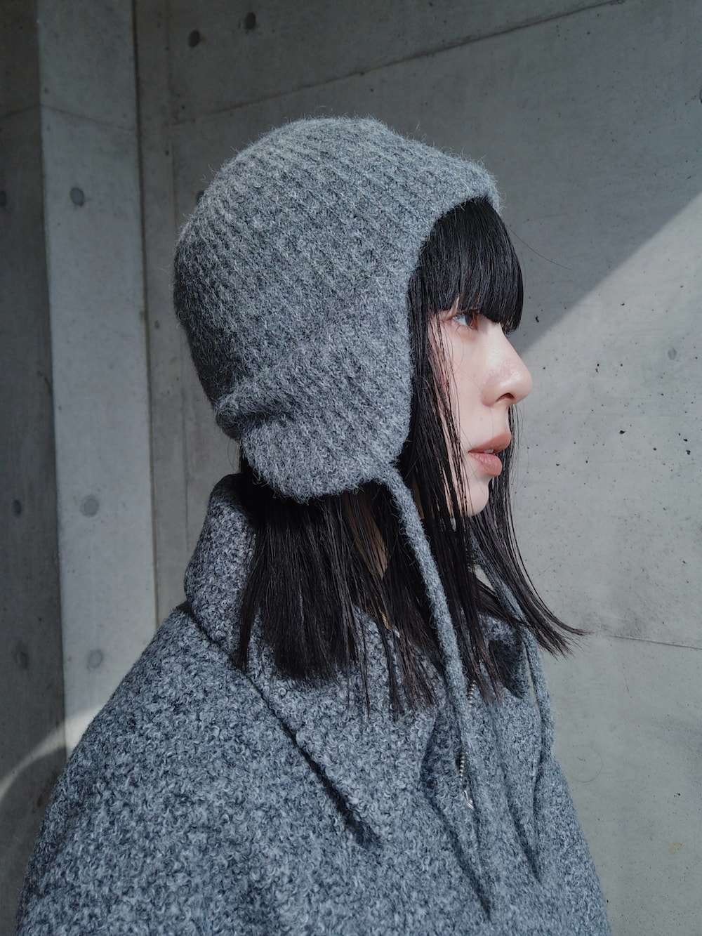 グレー系のその他パンツ、グレー系のTシャツ/カットソー、グレー系のキャップを着用したレディースの秋コーディネートの2枚目の写真