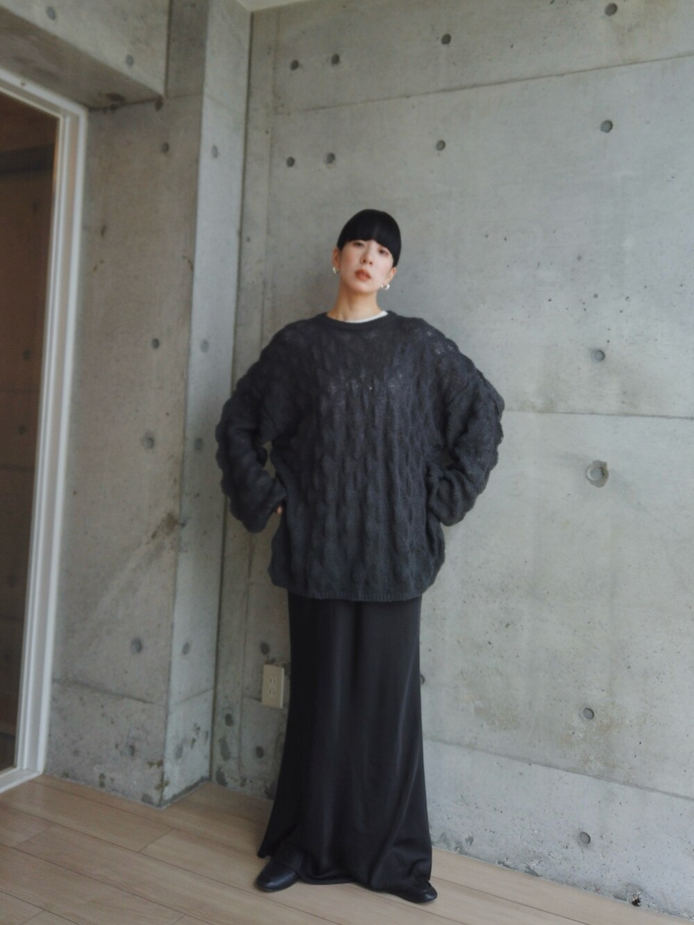 グレー系のニット/セーター、ブラック系のスカート、シルバー系のピアス（両耳用）を着用したレディースの秋コーディネートの5枚目の写真