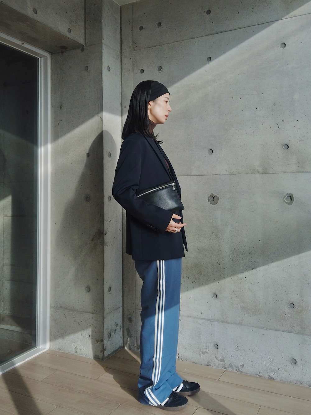 ブルー系のその他パンツ、ブラック系のボディバッグ/ウエストポーチ、ブルー系のテーラードジャケットを着用したレディースの冬コーディネートの2枚目の写真