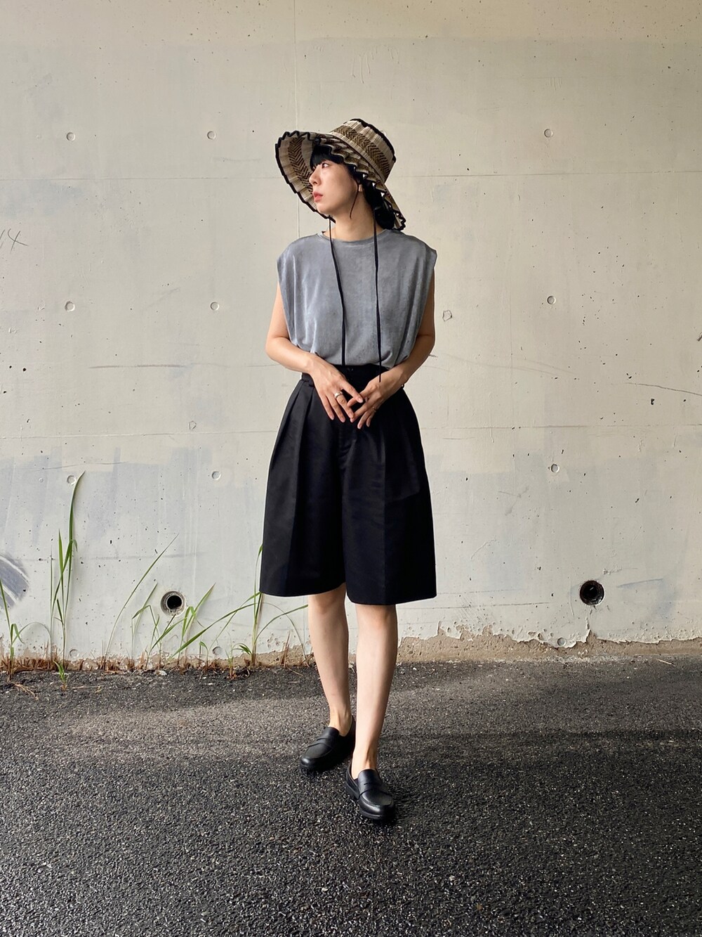 グレー系のTシャツ/カットソー、ブラック系のその他パンツ、ブラック系のハットを着用したレディースの夏コーディネートの4枚目の写真