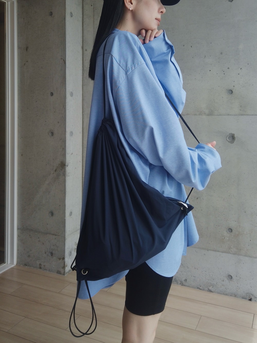 ブラック系のシューズ、ブルー系のシャツ/ブラウス、ブラック系のその他パンツを着用したレディースの春コーディネートの2枚目の写真