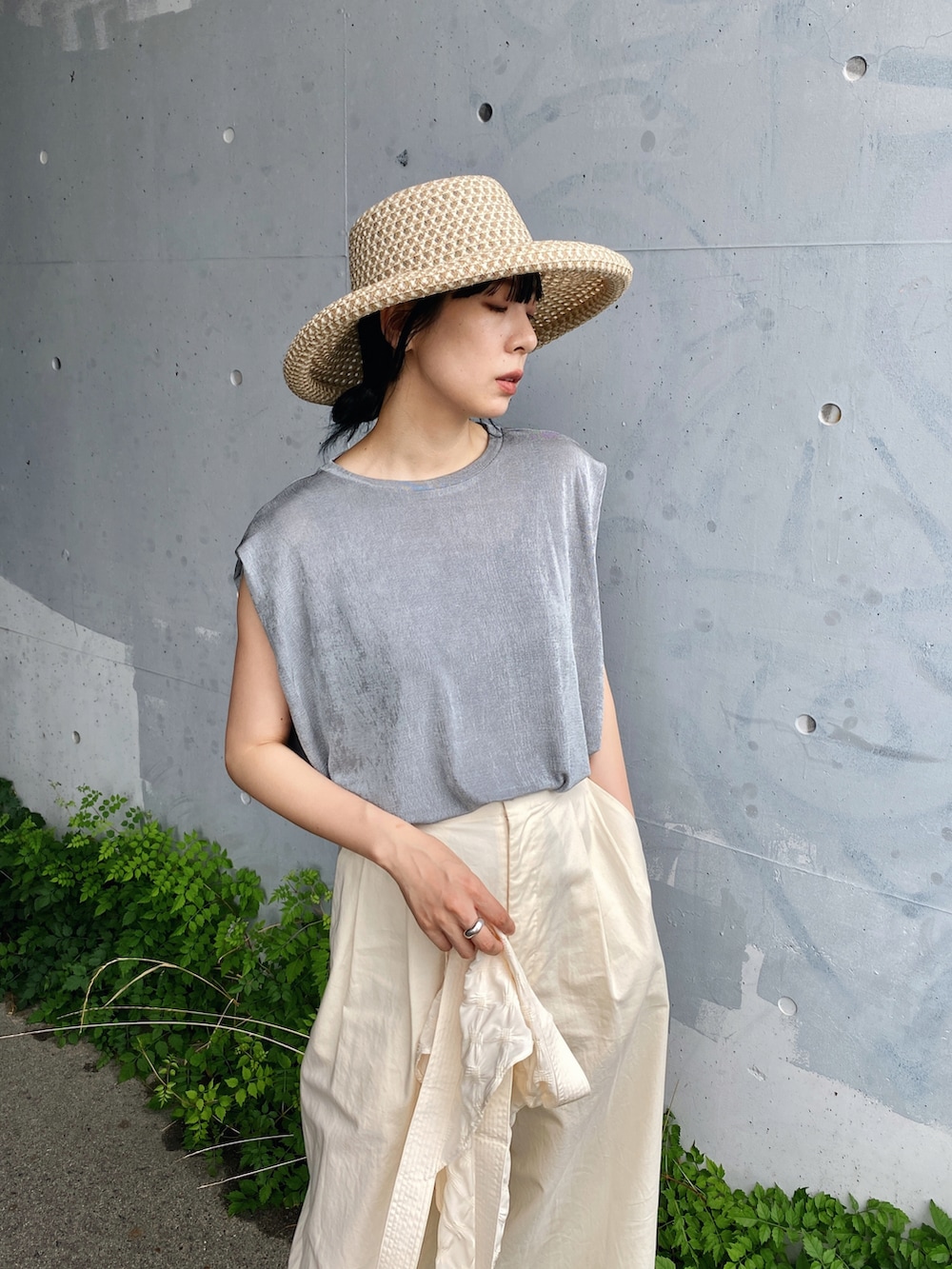 グレー系のTシャツ/カットソー、ホワイト系のその他パンツ、ホワイト系のサンダルを着用したレディースの夏コーディネートの3枚目の写真