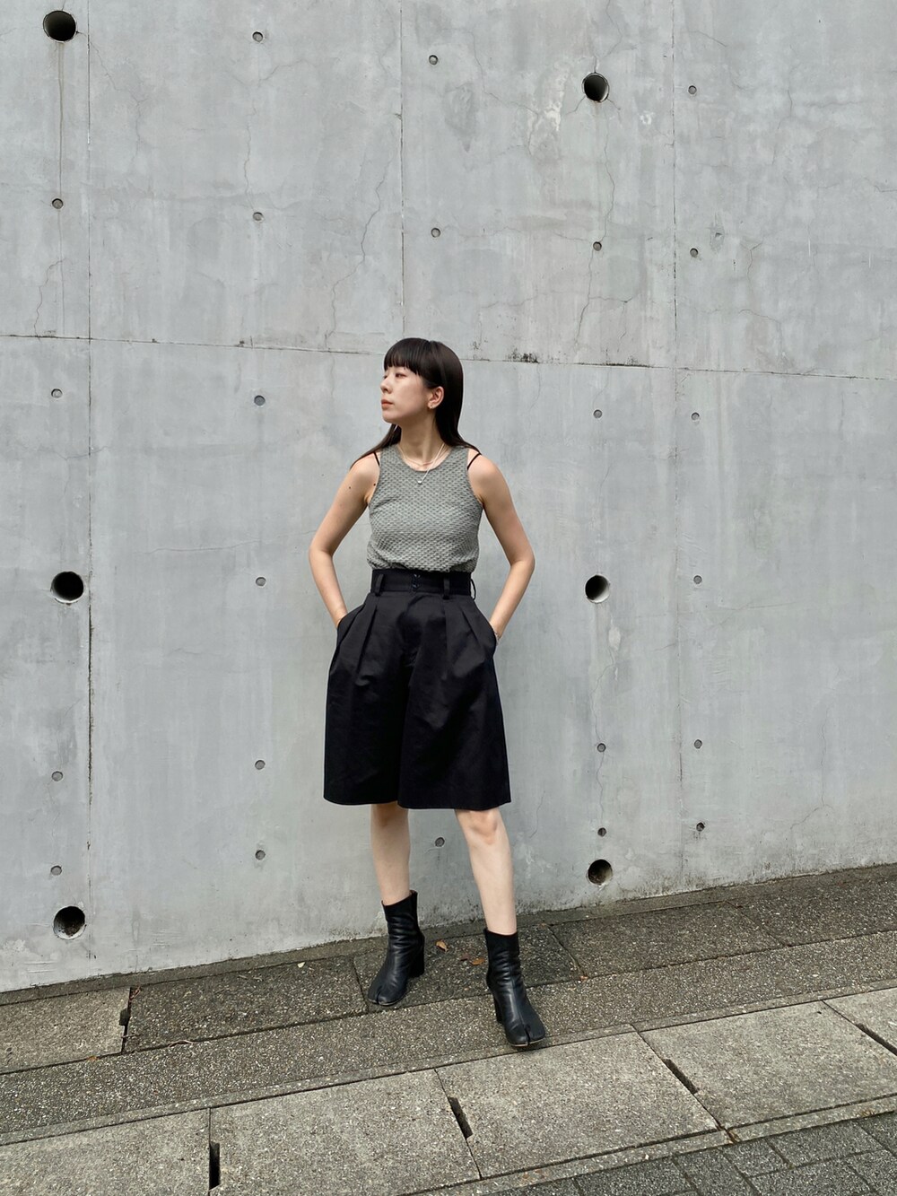 ブラック系のTシャツ/カットソー、ブラック系のその他パンツを着用したレディースの夏コーディネートの4枚目の写真