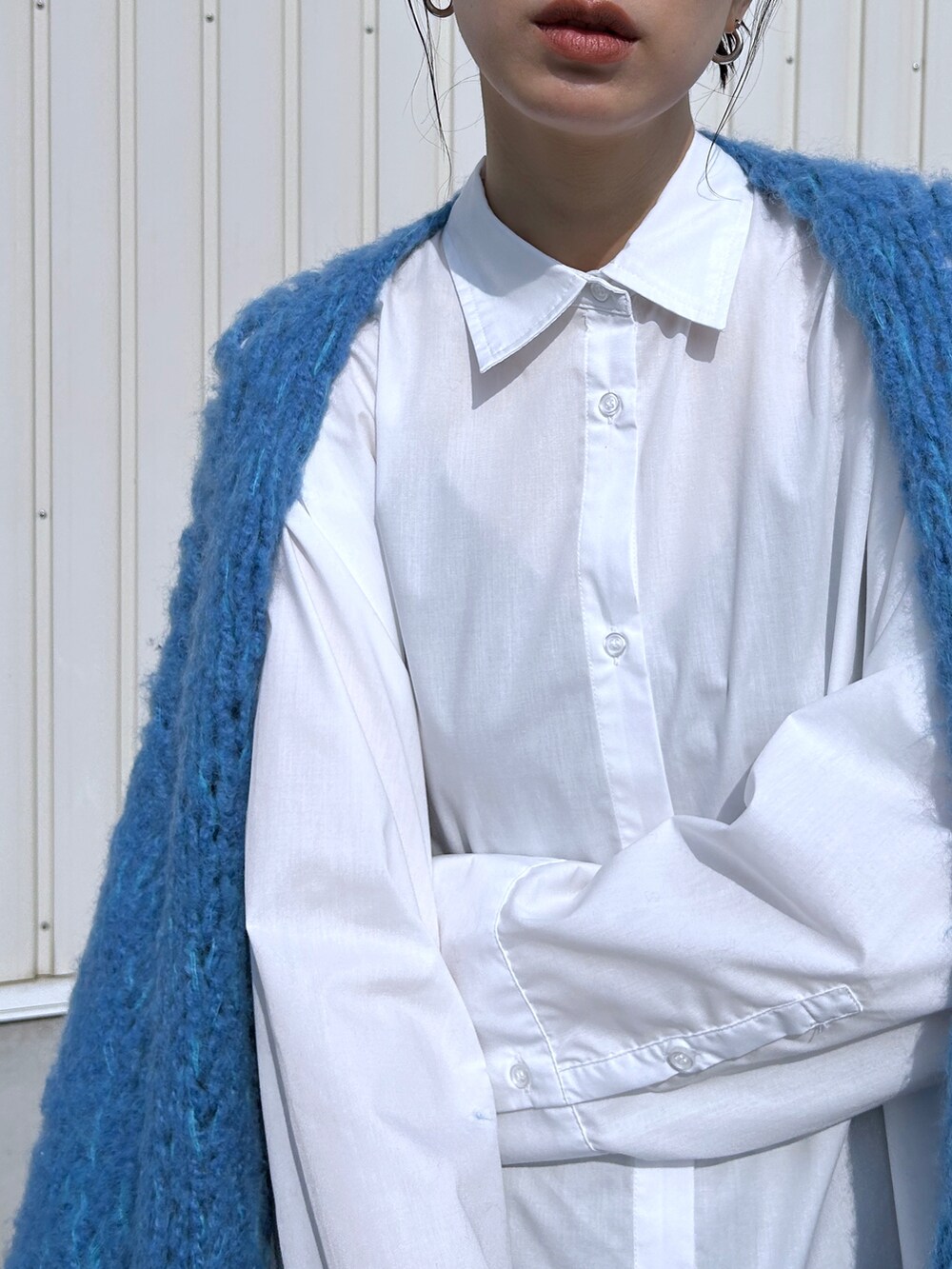 ホワイト系のシャツ/ブラウス、ブルー系のカーディガン/ボレロ、ブラック系のスカートを着用したレディースの春コーディネートの4枚目の写真