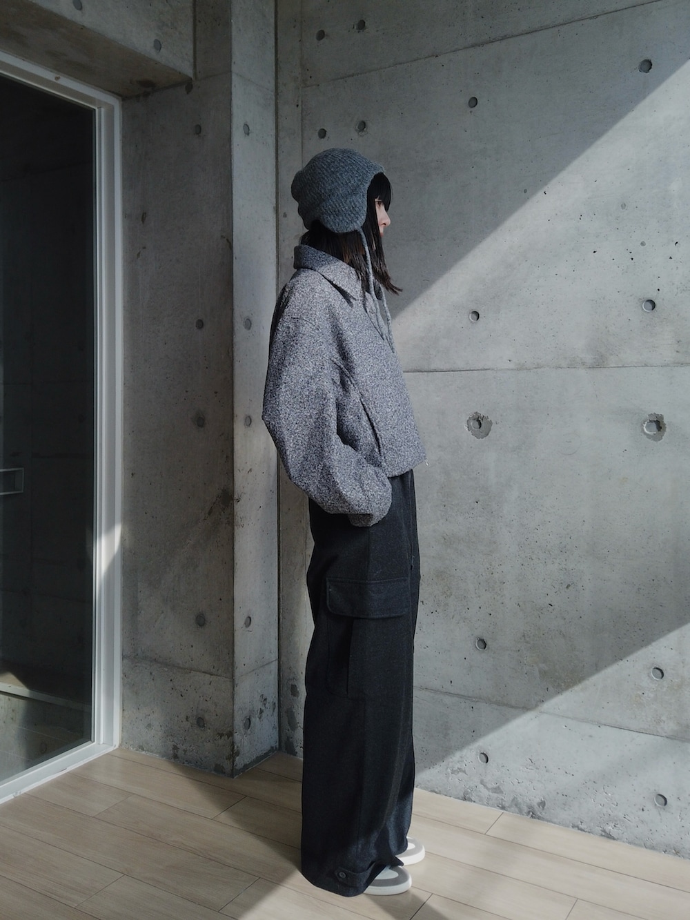 グレー系のその他パンツ、グレー系のTシャツ/カットソー、グレー系のキャップを着用したレディースの秋コーディネートの4枚目の写真