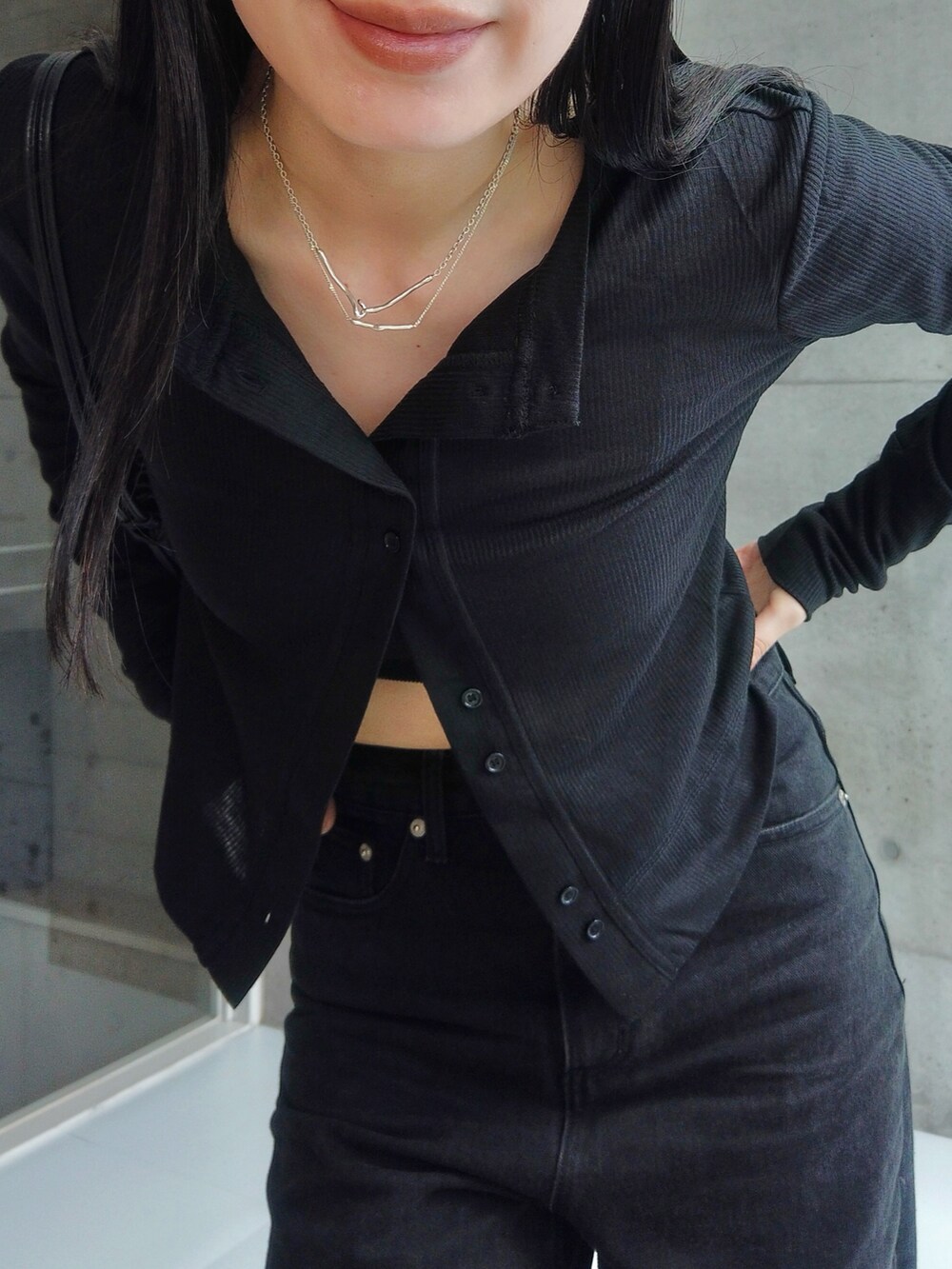 ブラック系のカーディガン/ボレロ、ブラック系のデニムパンツ、ブラック系のスニーカーを着用したレディースの夏コーディネートの3枚目の写真