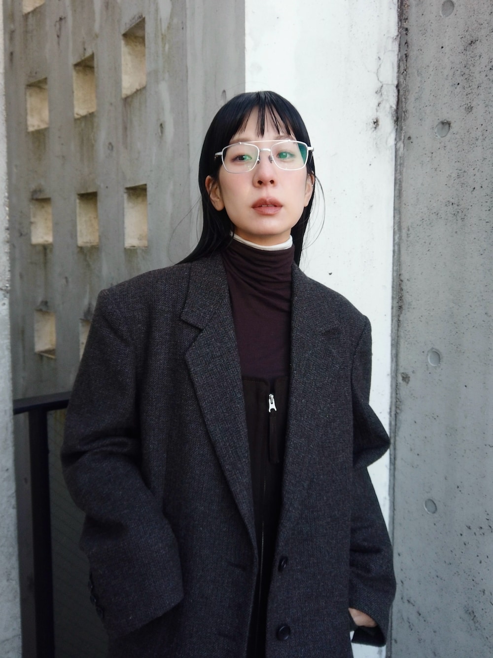 ブラウン系のサロペット/オーバーオール、ブラウン系のテーラードジャケット、グレー系のスニーカーを着用したレディースの冬コーディネートの2枚目の写真