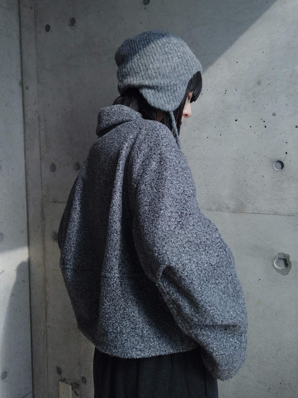 グレー系のその他パンツ、グレー系のTシャツ/カットソー、グレー系のキャップを着用したレディースの秋コーディネートの3枚目の写真