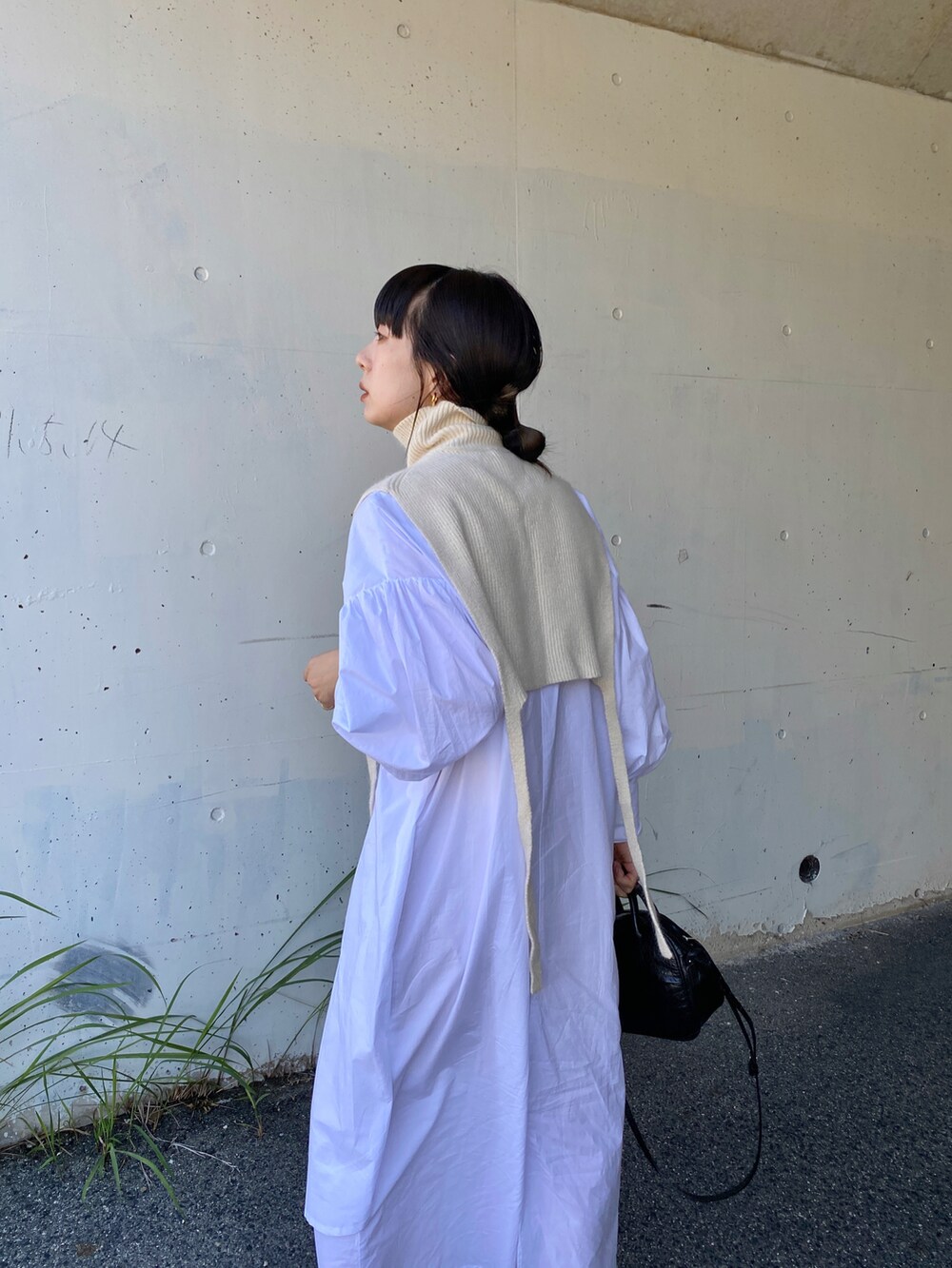 ホワイト系のベスト、ホワイト系のワンピースを着用したレディースの夏コーディネートの4枚目の写真