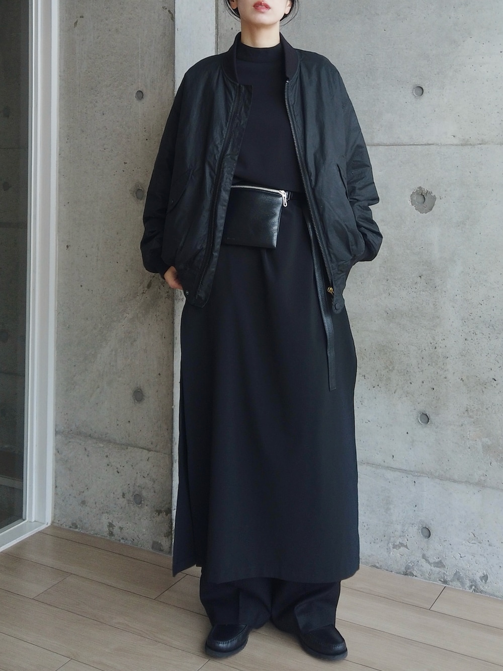 ブラック系のMA-1、ブラック系のワンピース、ブラック系のボディバッグ/ウエストポーチを着用したレディースの冬コーディネートの3枚目の写真