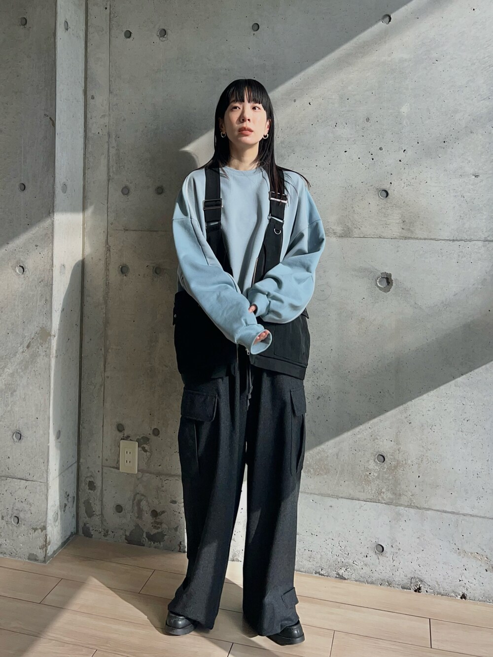 ブルー系のスウェット、グレー系のその他パンツを着用したレディースの冬コーディネートの3枚目の写真