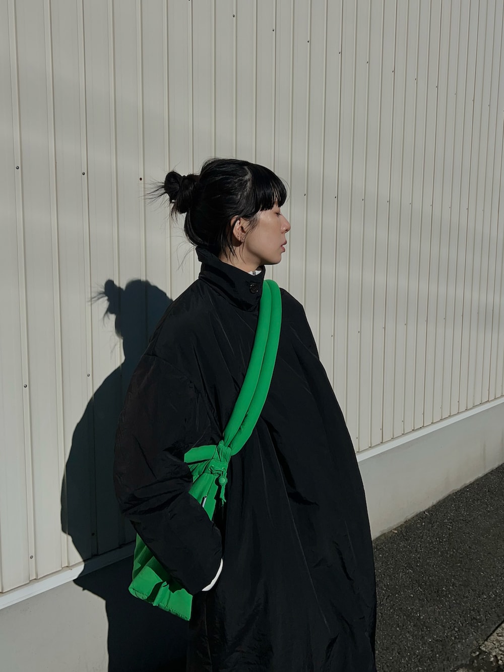 ブラック系のダウンジャケット/コート、ブラック系のブーツを着用したレディースの冬コーディネートの2枚目の写真