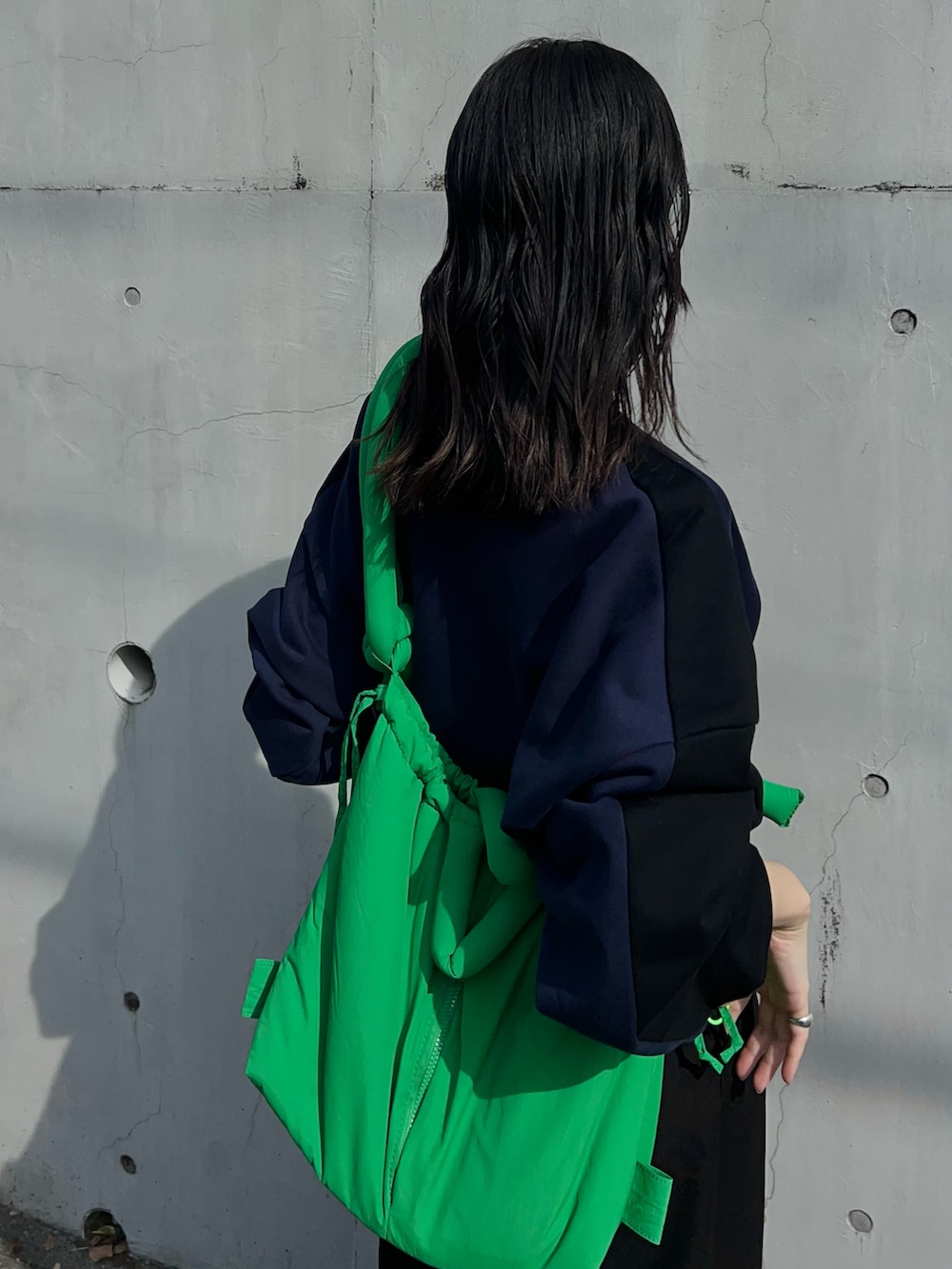 ブルー系のスウェット、ブラック系のその他パンツ、ブラック系のシューズを着用したレディースの秋コーディネートの3枚目の写真