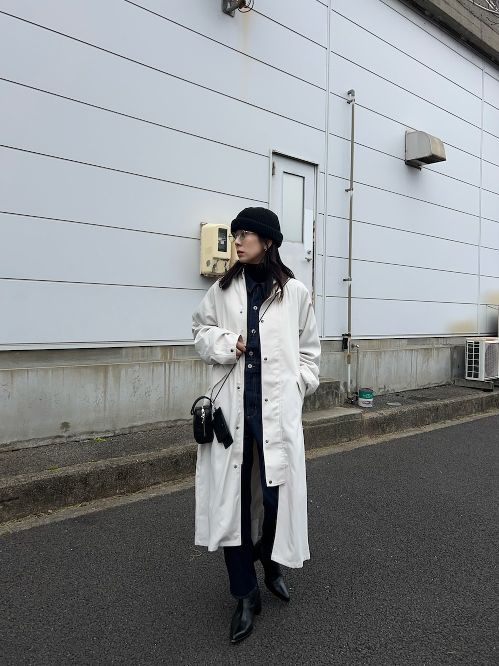 ホワイト系のその他アウター、ブルー系のつなぎ/オールインワン、ブラック系のブーツを着用したレディースの冬コーディネートの2枚目の写真