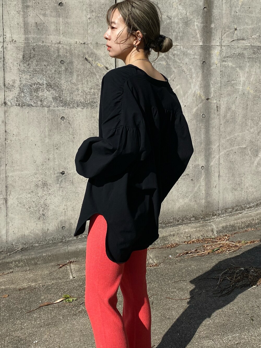 ブラック系のシャツ/ブラウス、ホワイト系のその他シューズ、シルバー系のネックレスを着用したレディースの春コーディネートの4枚目の写真