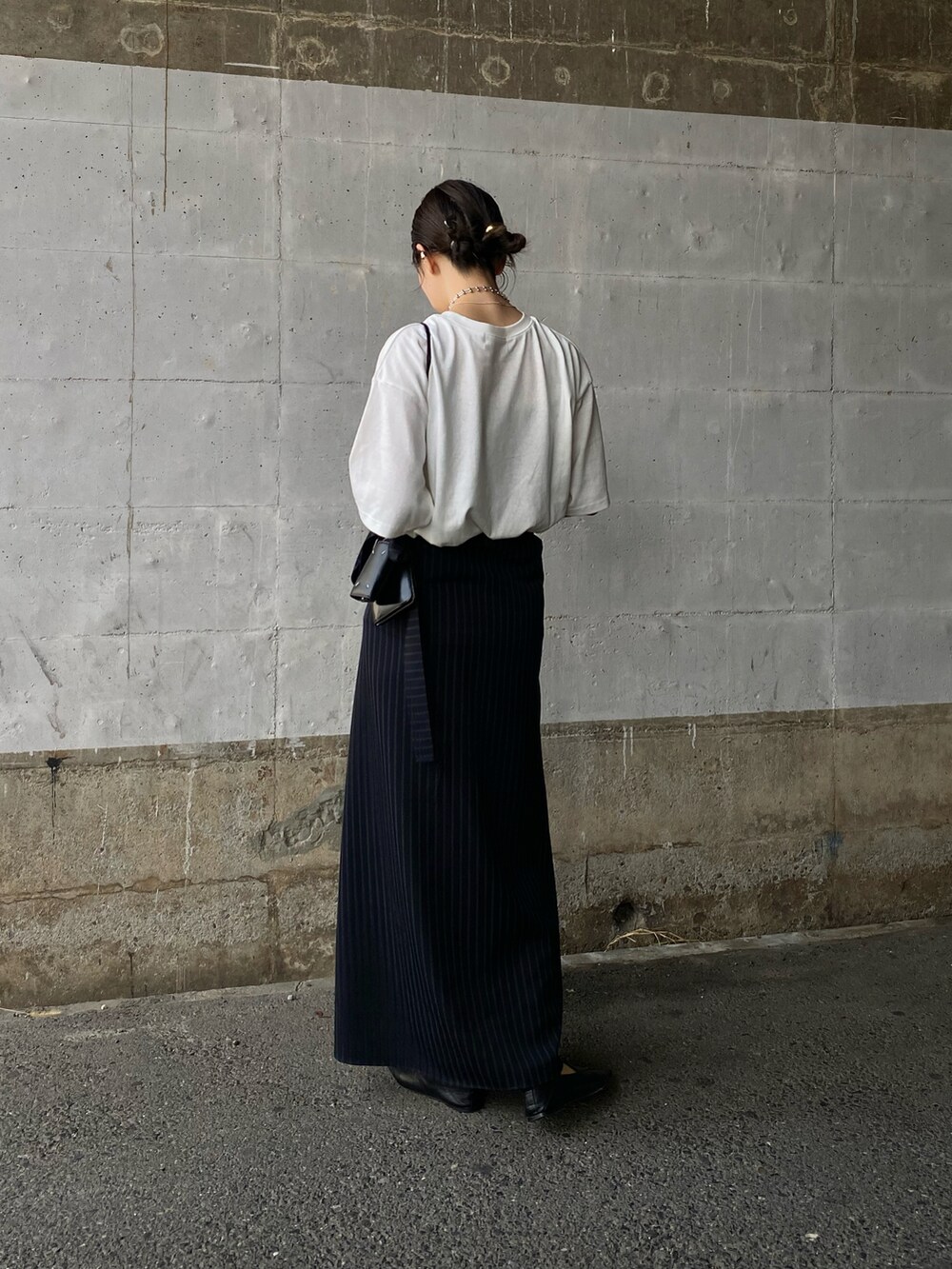 ホワイト系のTシャツ/カットソー、ブラック系のコインケース、ブラック系のキーケース/キーアクセサリーを着用したレディースの春コーディネートの3枚目の写真