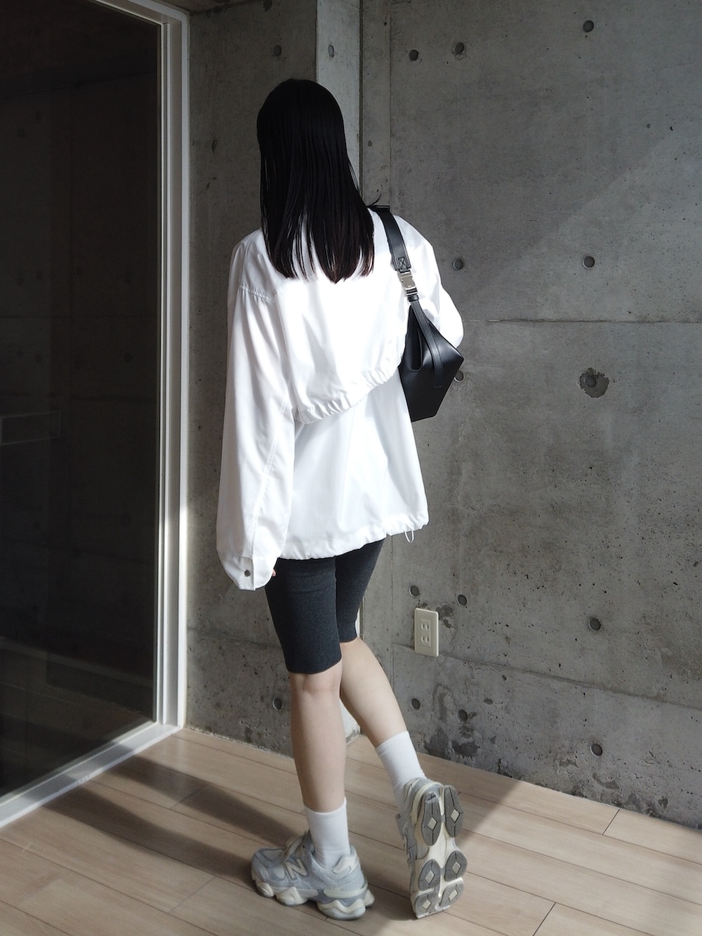 「春のNewスタイル、スポーツミックス、春アウター、モノトーン、モノトーンコーデ、ハーフパンツ、スニーカー」｜「y/m by RIKAの3WAYブルゾン（ブルゾン、ホワイト系）」を使った、RIKAさん（レディース・168cm）の春コーディネートの3枚目の写真