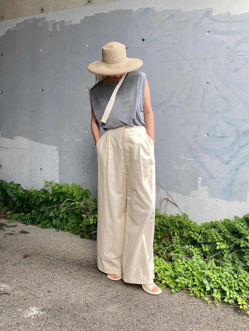 グレー系のTシャツ/カットソー、ホワイト系のその他パンツ、ホワイト系のサンダルを着用したレディースの夏コーディネートの5枚目の写真