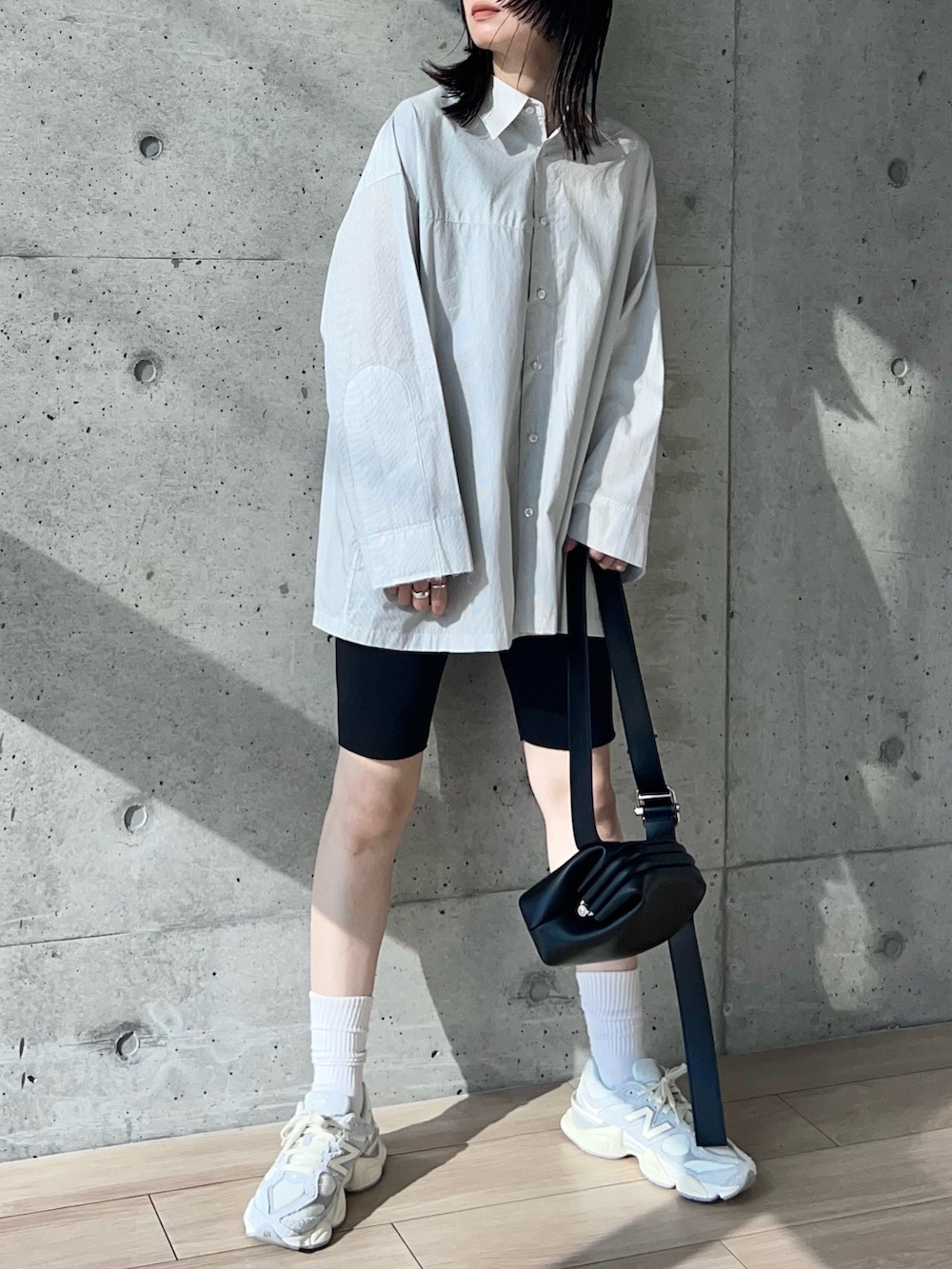 ホワイト系のシャツ/ブラウス、シルバー系のショルダーバッグ、ブラック系のカーゴパンツを着用したレディースの夏コーディネートの2枚目の写真