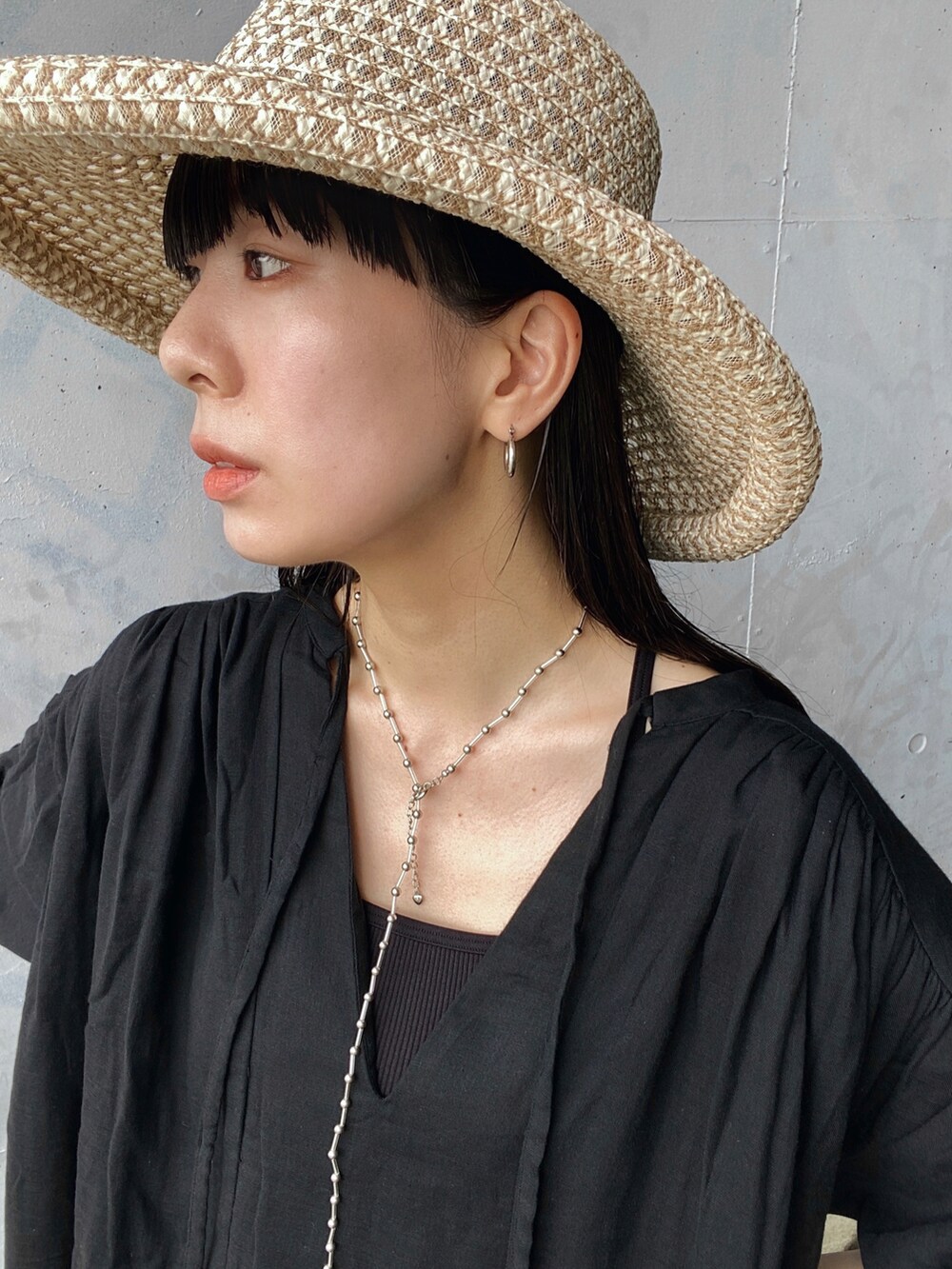 ブラック系のワンピース、ブラック系のその他パンツ、ブラック系のサンダルを着用したレディースの夏コーディネートの4枚目の写真