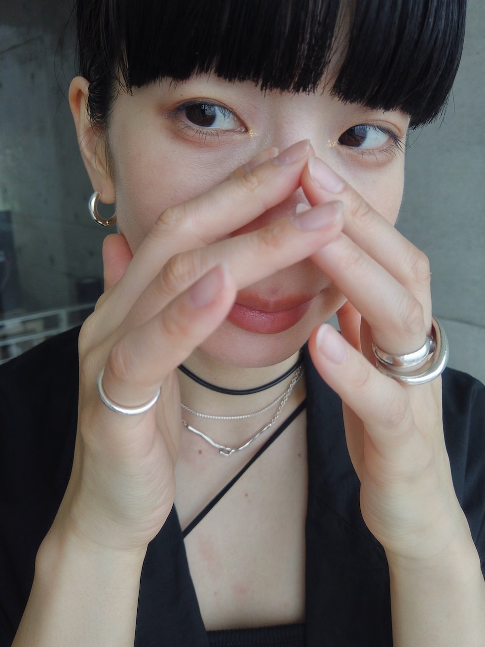 ブラック系のジャケット/アウター、ブラック系のキャミソール、ブラック系のその他パンツを着用したレディースの春コーディネートの2枚目の写真