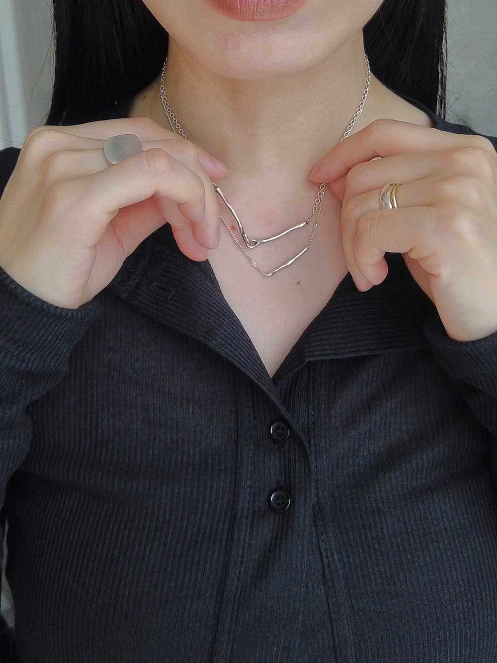 ブラック系のカーディガン/ボレロ、ブラック系のデニムパンツ、ブラック系のスニーカーを着用したレディースの夏コーディネートの4枚目の写真