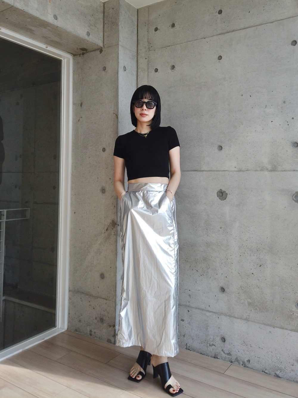 シルバー系のスカート、ブラック系のサンダルを着用したレディースの夏コーディネートの4枚目の写真