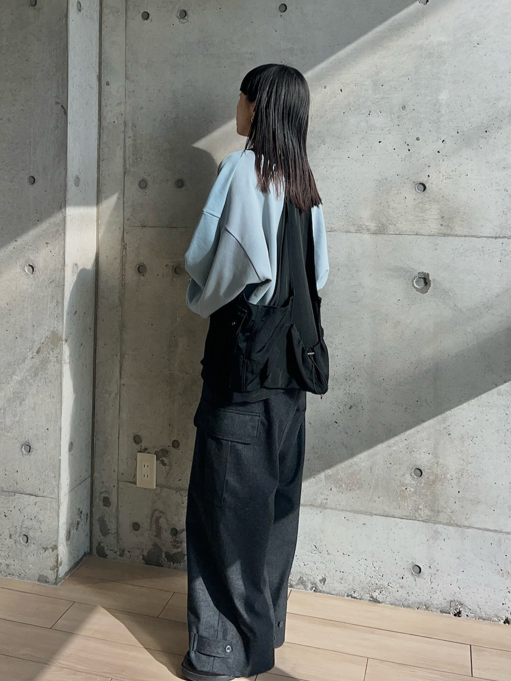 ブルー系のスウェット、グレー系のその他パンツを着用したレディースの冬コーディネートの2枚目の写真