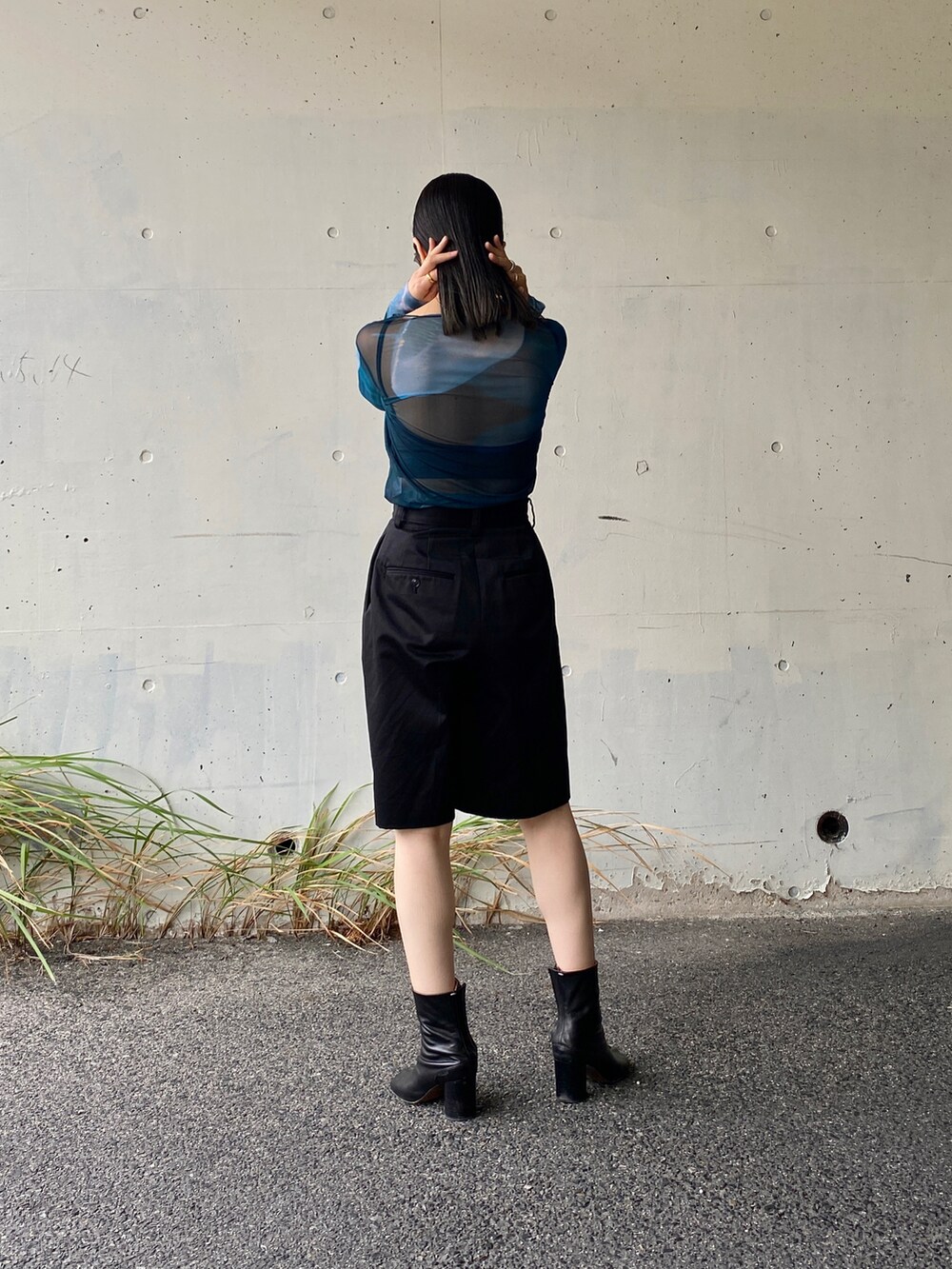 ブラック系のその他パンツ、ブルー系のTシャツ/カットソーを着用したレディースの夏コーディネートの4枚目の写真