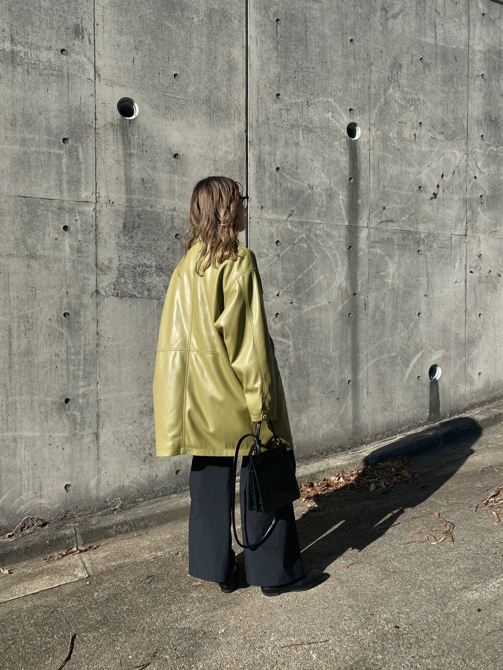 グリーン系のテーラードジャケット、ホワイト系のスウェット、ブラック系のスラックスを着用したレディースの冬コーディネートの5枚目の写真