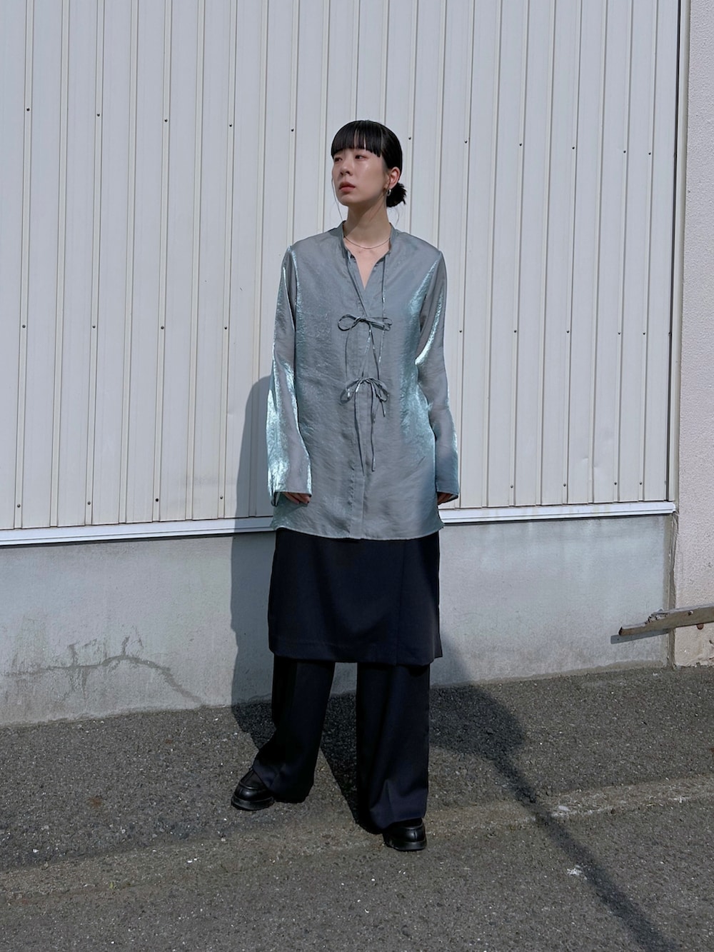 ホワイト系のトップス、ブラック系のその他パンツ、ブラック系のその他シューズを着用したレディースの春コーディネートの2枚目の写真