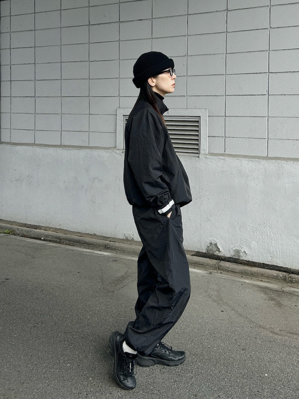 ブラック系のその他アウター、ブラック系のその他パンツ、ブラック系のスニーカーを着用したレディースの冬コーディネートの3枚目の写真