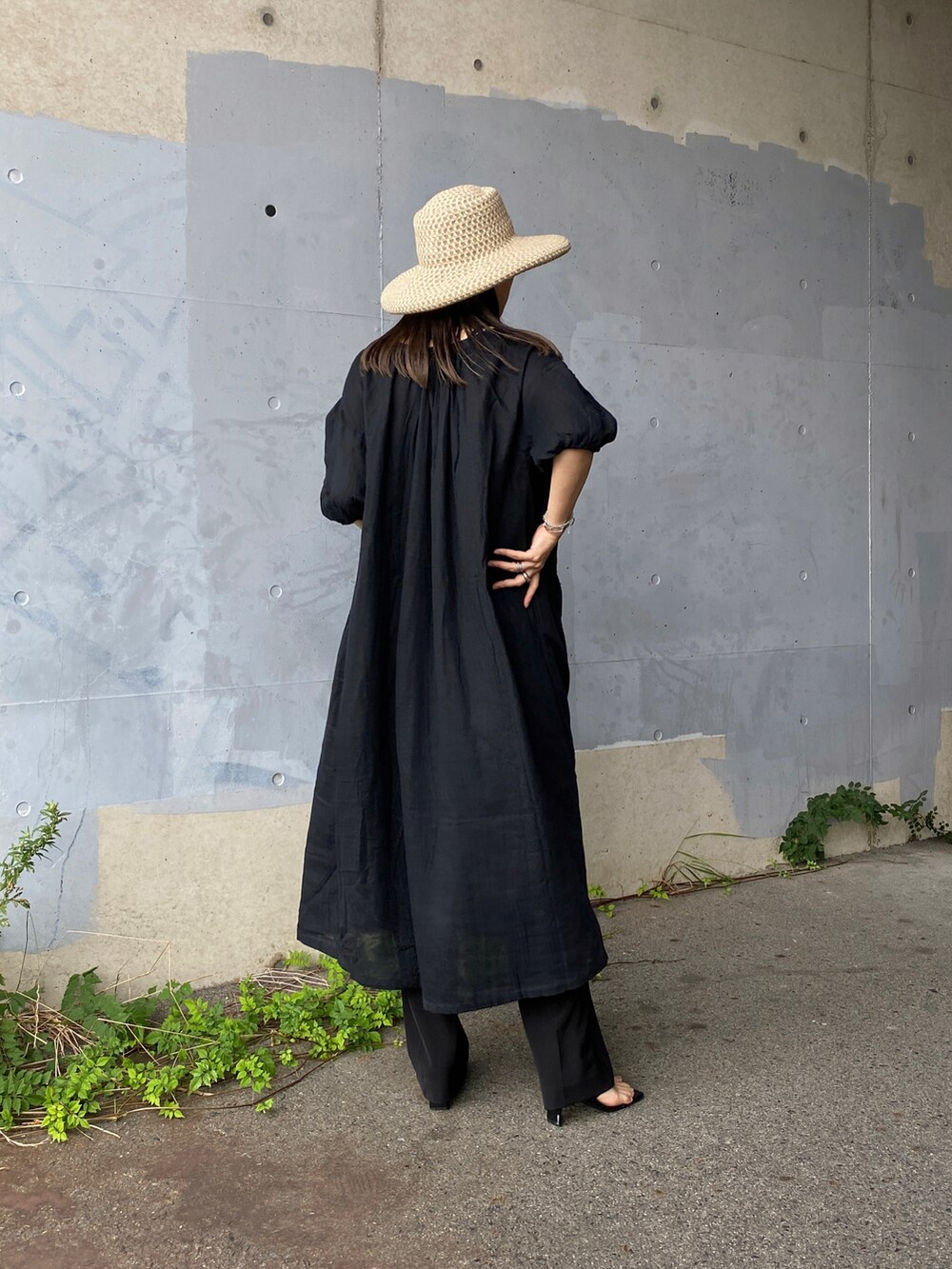 ブラック系のワンピース、ブラック系のその他パンツ、ブラック系のサンダルを着用したレディースの夏コーディネートの2枚目の写真