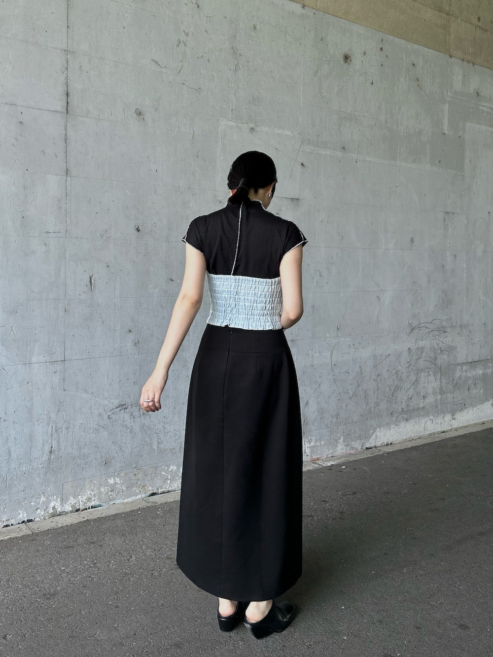 「ビスチェ、デニム、ブラック、レイヤードスタイル、プチプラ、休日スタイル」｜「M TO Rの［TOPS］WESTERN MOOD DENIM BUSTIER TOPS（チューブトップ、ブルー系）」を使った、RIKAさん（レディース・168cm）の春コーディネートの2枚目の写真