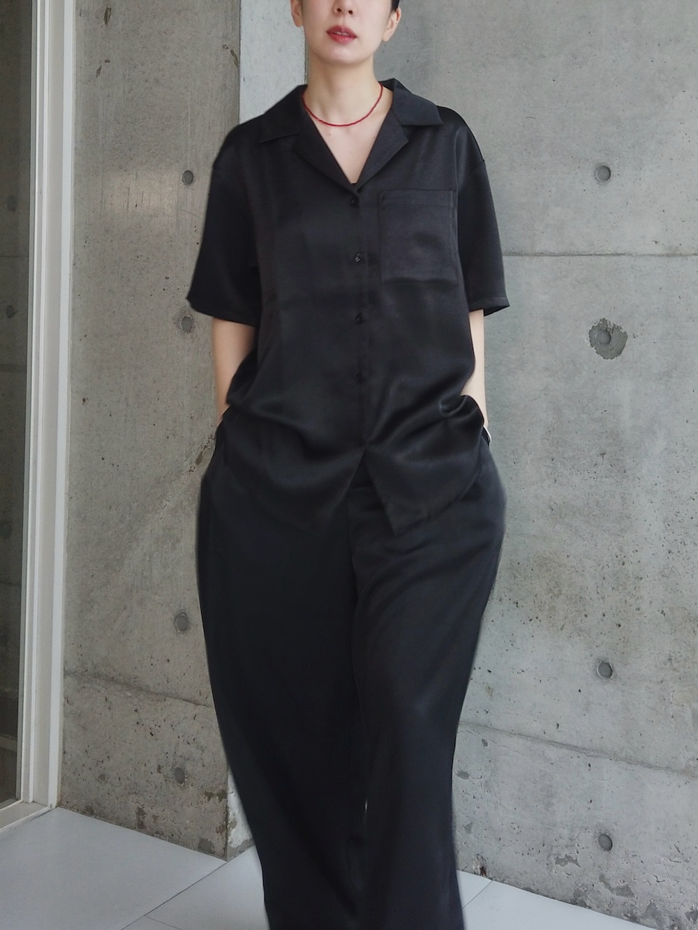 ブラック系のシャツ/ブラウス、ブラック系のその他パンツ、ブラック系のモカシン/デッキシューズを着用したレディースの春コーディネートの3枚目の写真