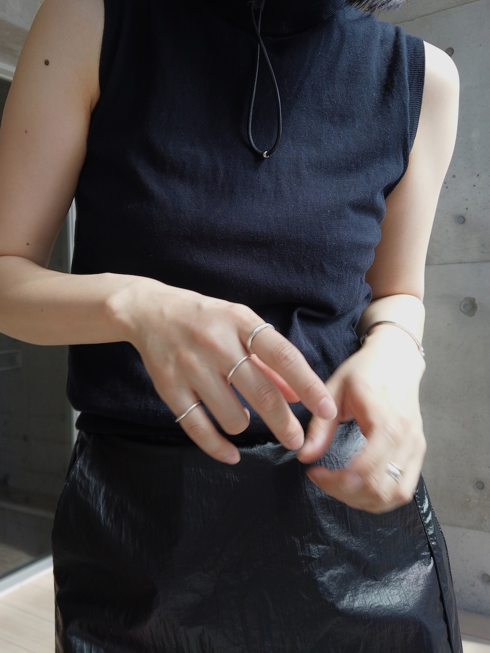 ブラック系のスカート、ブラック系のニット/セーター、ブラック系のシューズを着用したレディースの夏コーディネートの3枚目の写真