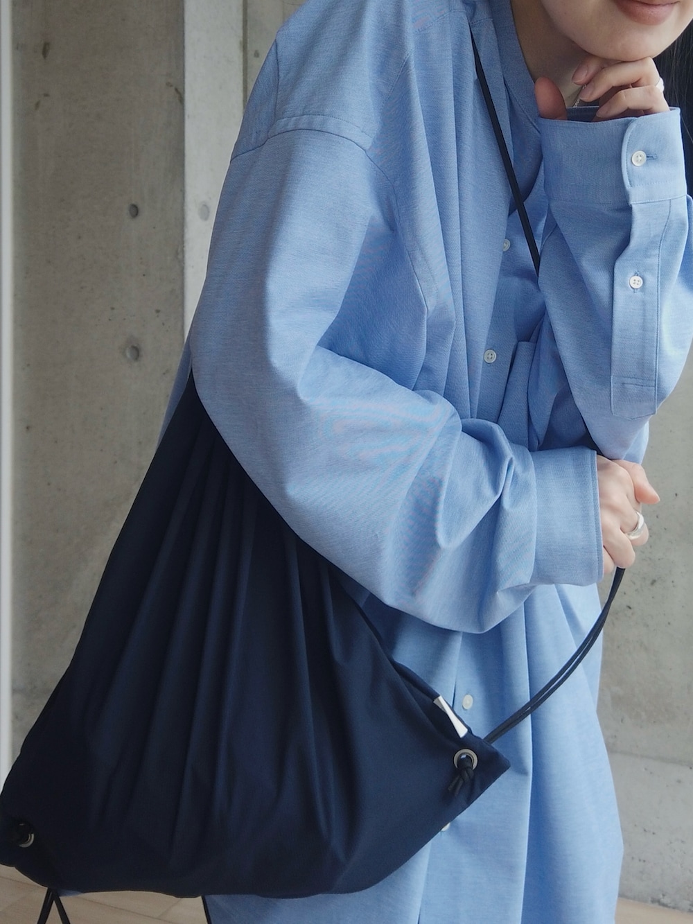 ブラック系のシューズ、ブルー系のシャツ/ブラウス、ブラック系のその他パンツを着用したレディースの春コーディネートの4枚目の写真