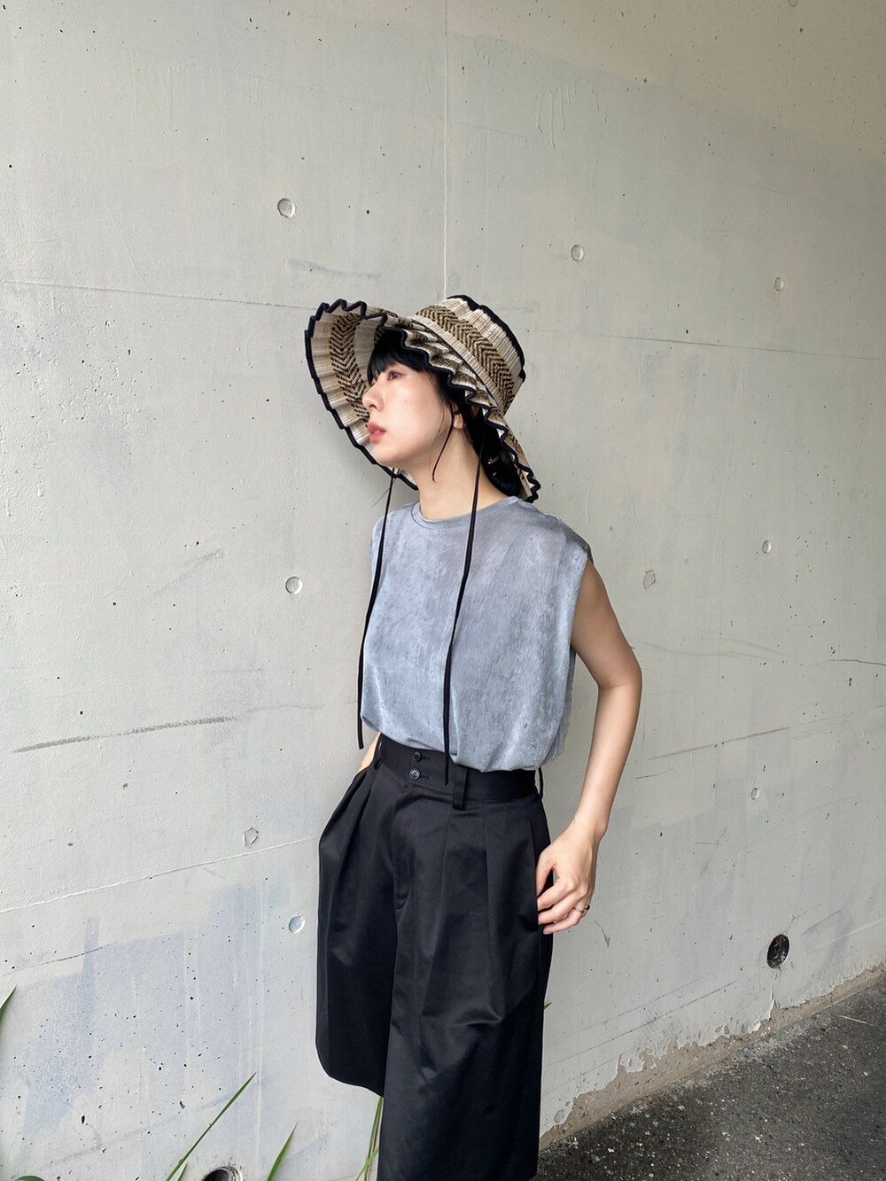 グレー系のTシャツ/カットソー、ブラック系のその他パンツ、ブラック系のハットを着用したレディースの夏コーディネートの5枚目の写真