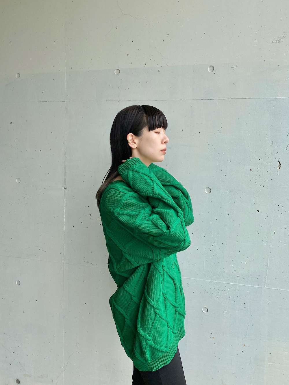 ブラック系のローファー、グリーン系のカーディガン/ボレロを着用したレディースの秋コーディネートの3枚目の写真