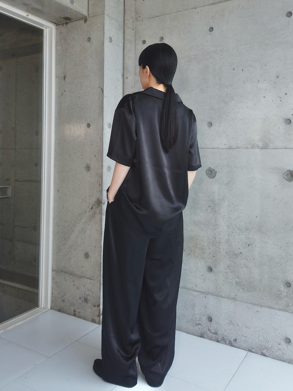 ブラック系のシャツ/ブラウス、ブラック系のその他パンツ、ブラック系のモカシン/デッキシューズを着用したレディースの春コーディネートの4枚目の写真
