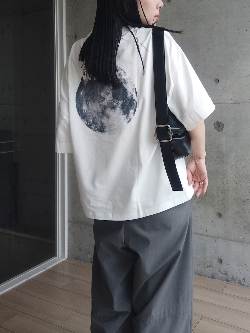グレー系のその他パンツ、ホワイト系のTシャツ/カットソー、ブラック系のショルダーバッグを着用したレディースの夏コーディネートの3枚目の写真