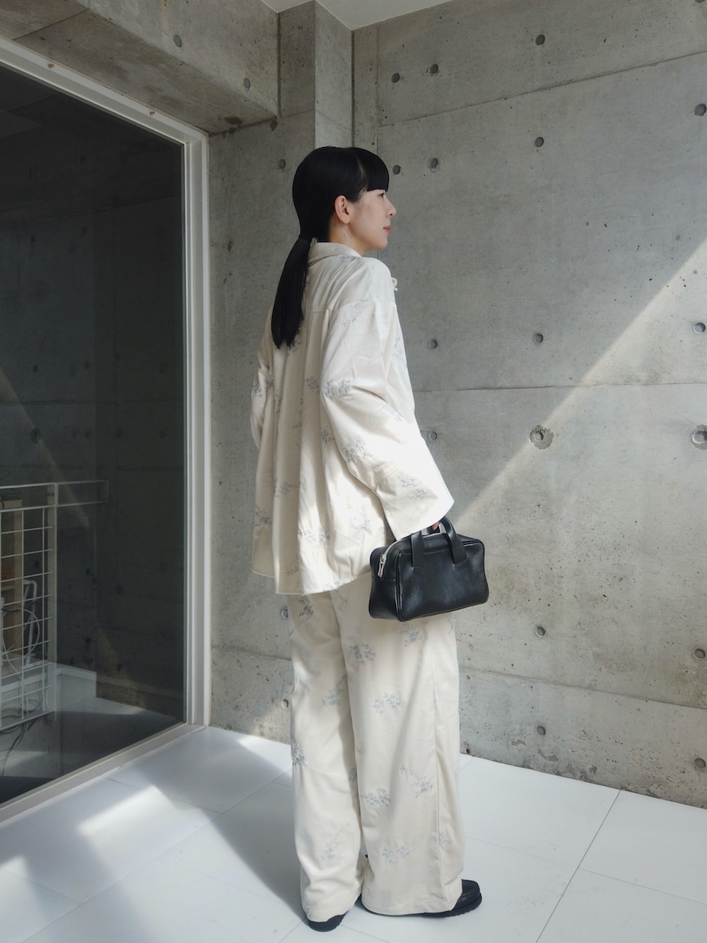 ブラック系のハンドバッグ、ホワイト系のシャツ/ブラウス、ホワイト系のその他パンツを着用したレディースの秋コーディネートの3枚目の写真