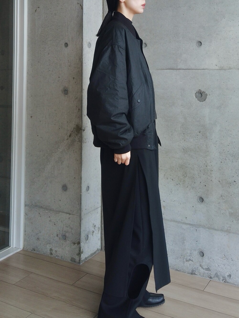 ブラック系のMA-1、ブラック系のワンピース、ブラック系のボディバッグ/ウエストポーチを着用したレディースの冬コーディネートの2枚目の写真