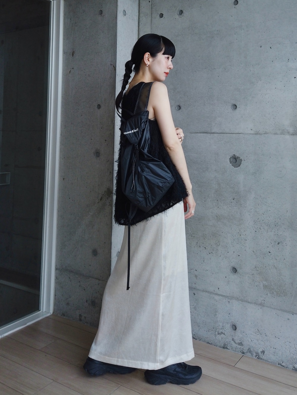 ホワイト系のワンピース、ホワイト系のタンクトップを着用したレディースの春コーディネートの3枚目の写真