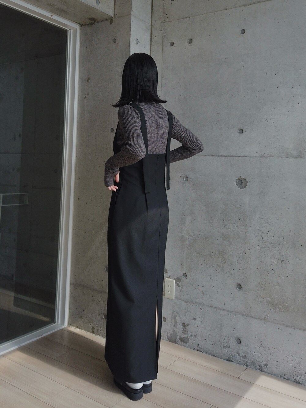 ブラック系のワンピース、グレー系のニット/セーター、ブラック系のモカシン/デッキシューズを着用したレディースの秋コーディネートの4枚目の写真