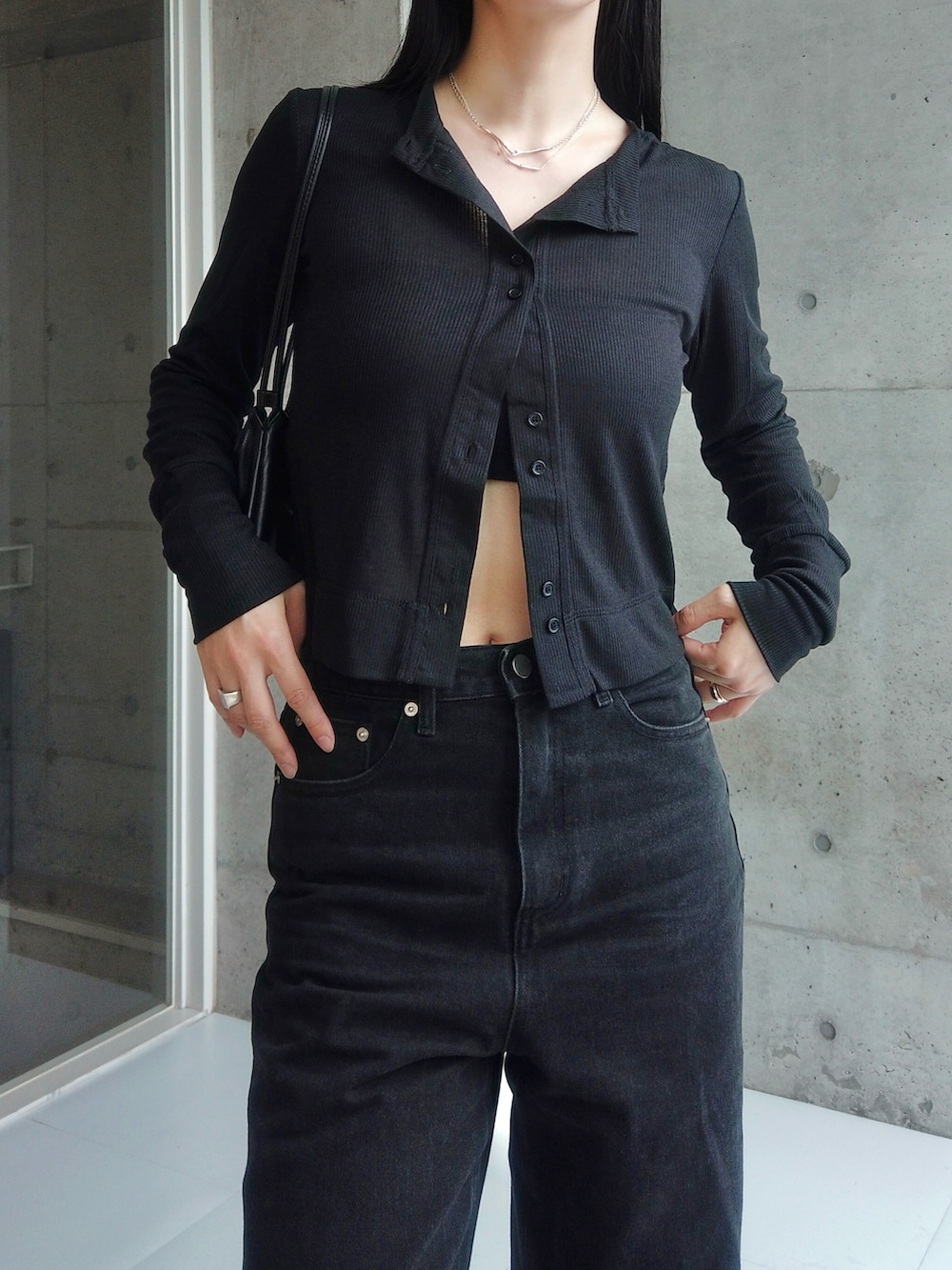 ブラック系のカーディガン/ボレロ、ブラック系のデニムパンツ、ブラック系のスニーカーを着用したレディースの夏コーディネートの2枚目の写真