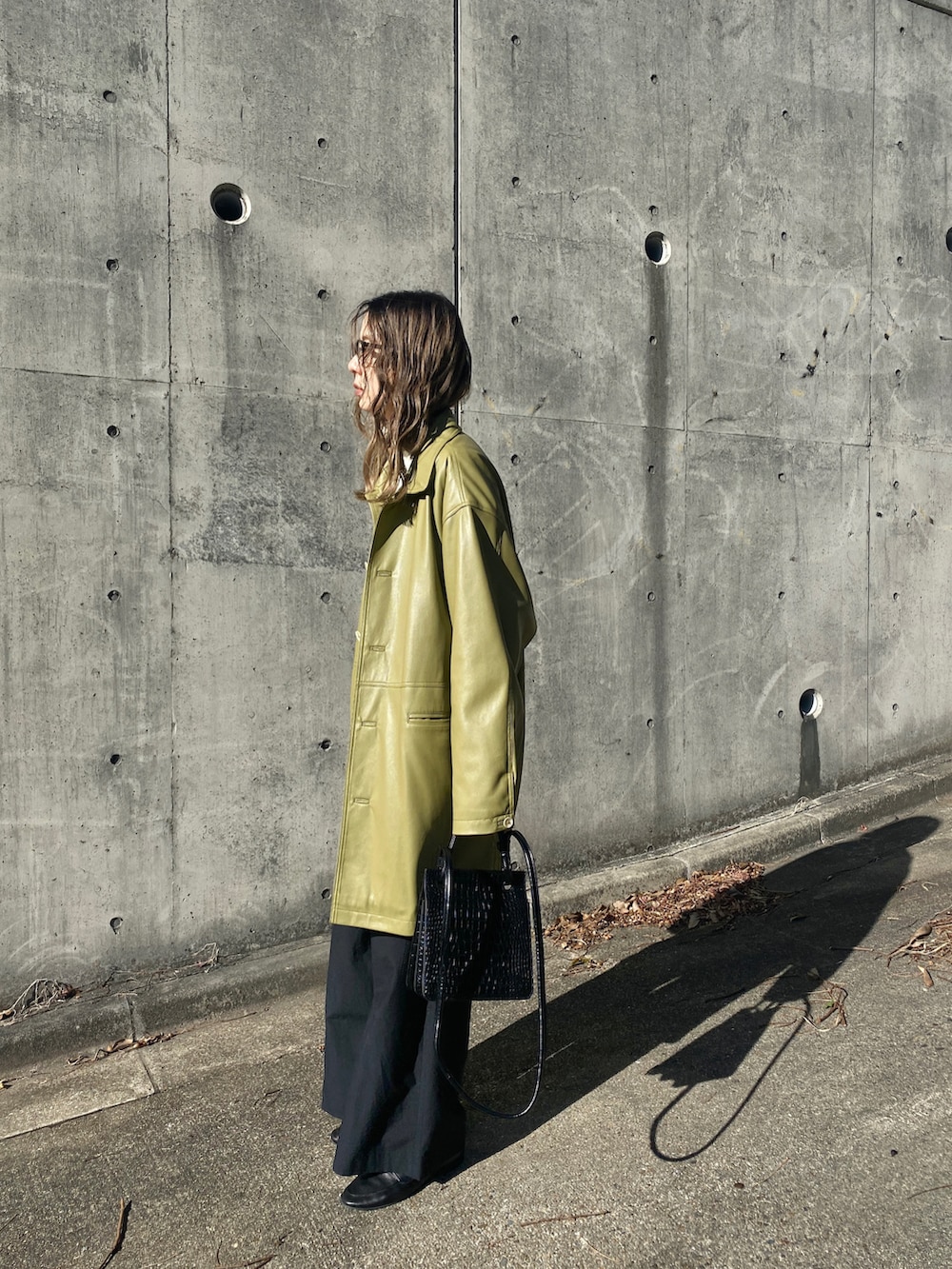 グリーン系のテーラードジャケット、ホワイト系のスウェット、ブラック系のスラックスを着用したレディースの冬コーディネートの4枚目の写真