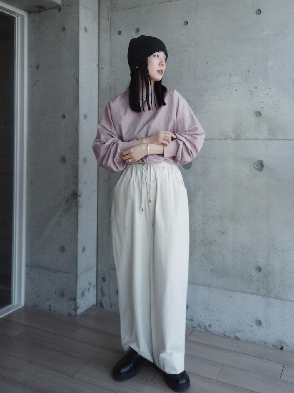 ピンク系のシャツ/ブラウス、ホワイト系のその他パンツ、ブラック系のローファーを着用したレディースの春コーディネートの2枚目の写真