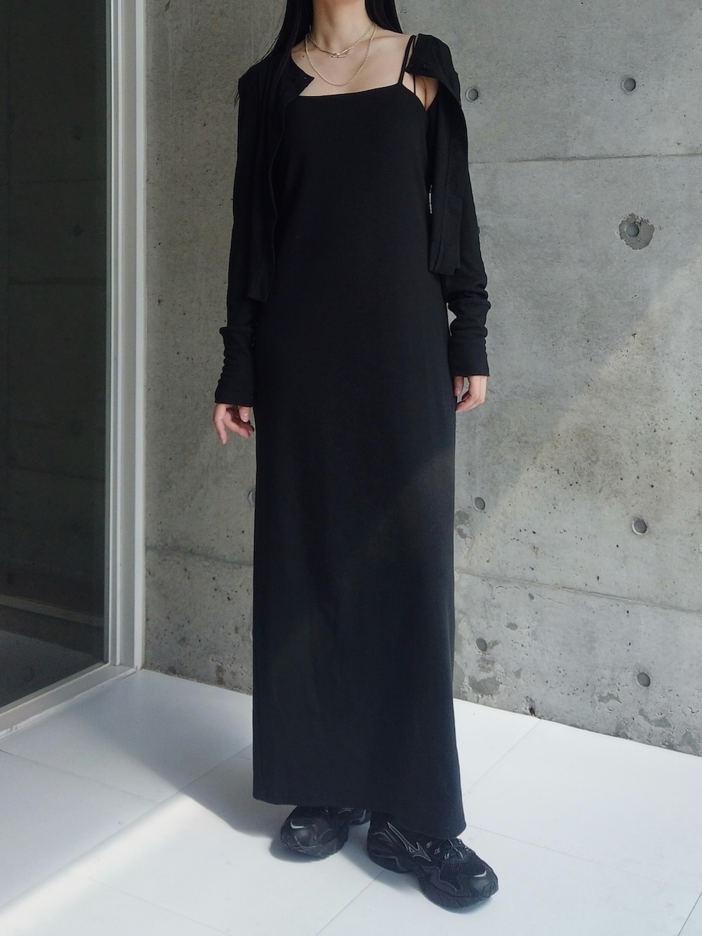 ブラック系のカーディガン/ボレロ、ブラック系のワンピース、ブラック系のスニーカーを着用したレディースの秋コーディネートの2枚目の写真